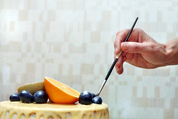 mâini decorând un desert